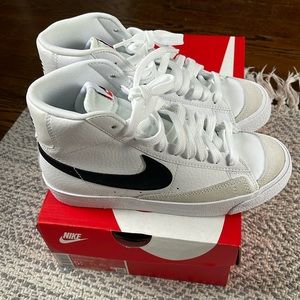 Nike blazers 5.5 kids fits 7.5 woman